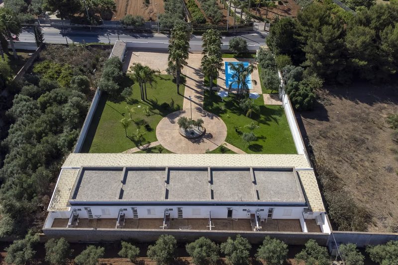 Vista aerea de La Perla di Mare con piscina e giardino