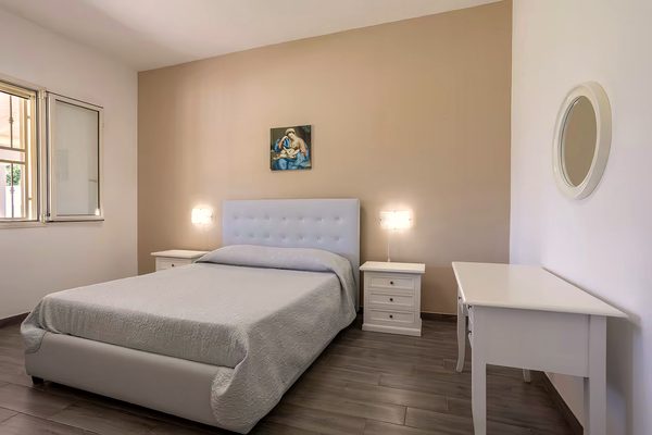 Il letto con la zona scrivania