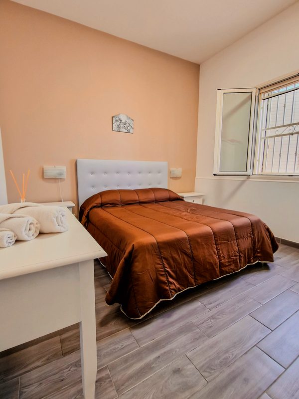 Il letto nei toni dell'ambra