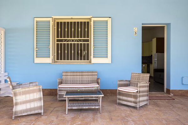 Portico azzurro con poltroncine