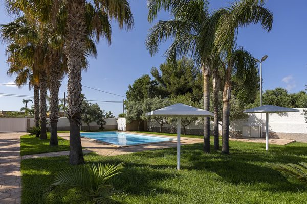 Ombrellone a bordo piscina