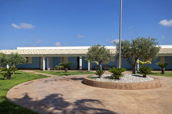 Le case viste dal giardino