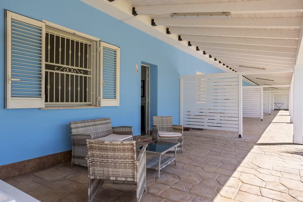 Veranda coperta con divanetti