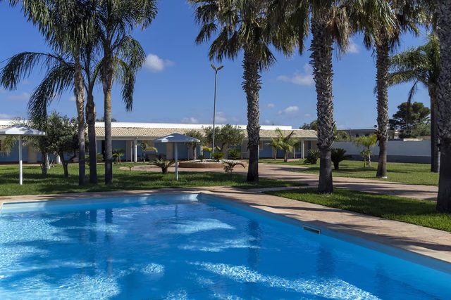 La piscina fra le palme del giardino