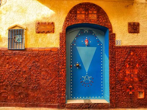 Porta blu decorata nella Casbah