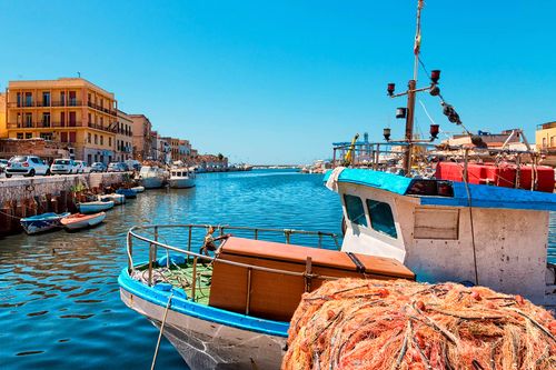 Il porto canale con i pescherecci colorati